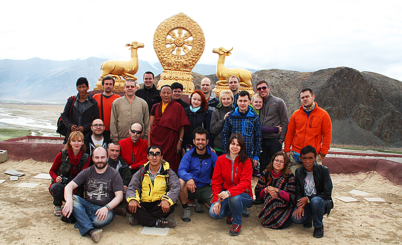 группа из 21 человека в Тибете в июне 2014