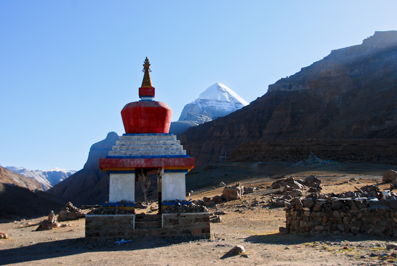 начало коры вокруг священной горы Кайлас в Тибете